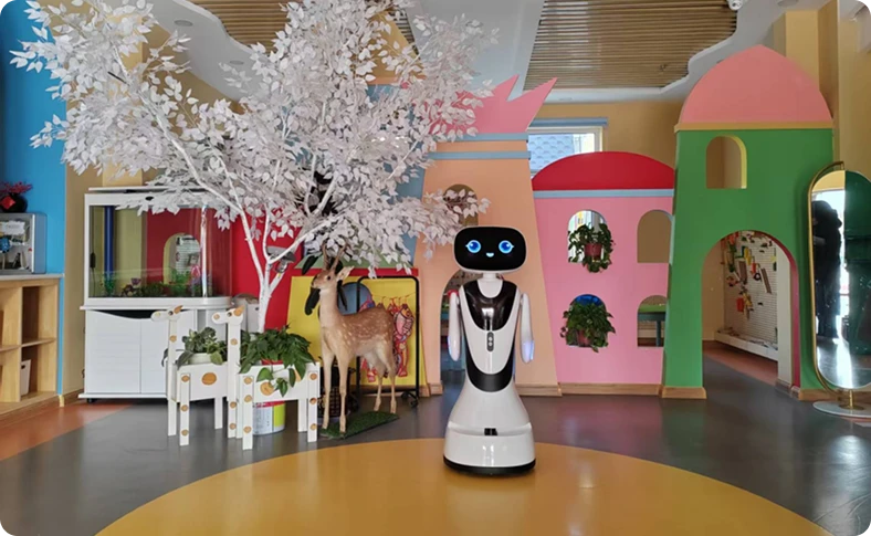 若い学習者のための新しい友人:スアン郡幼稚園がティモ・ロボットを迎える