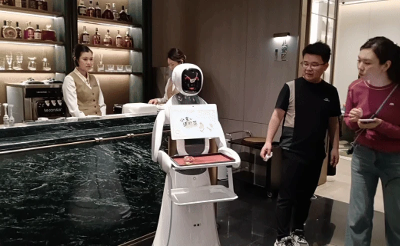 テクノロジーがサービスを輝かせる!エイミー配達ロボットが天源龍亭の販売センター エクスペリエンスを再定義する
