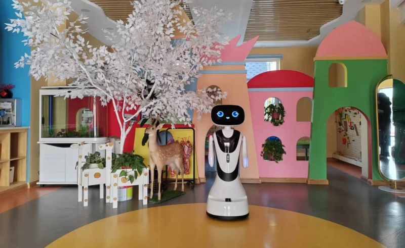 幼い学習者の新しい友達: 蘇南郡幼稚園が Timo ロボットを歓迎