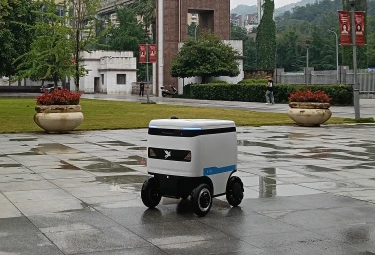 Speedybot 配送ロボットが大学で最も忙しいキャンパス宅配便に