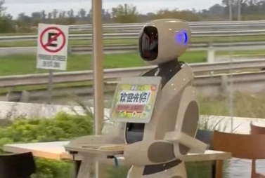 エイミーの配達ロボットがアルゼンチンの道路ガソリンスタンドに着陸