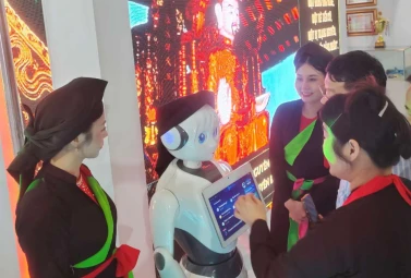 Alpha Robotics の AI サービス ロボット、Alice AI サービス ロボットがベトナム建国 80 周年記念開発成果展示会で輝く