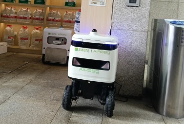 Speedybot 配送ロボット: ドアのロックを解除し、エレベーターに乗るスマート コミュニティ宅配便